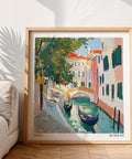 Decorazione murale in stile Matisse raffigurante Venezia con edifici dai colori pastello, ponte ad arco e alberi frondosi.