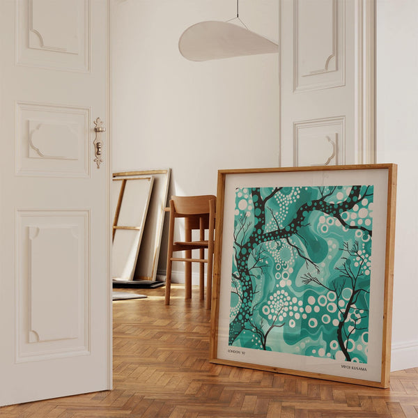 Decorazione murale astratta color verde acqua per uno stile Japandi nel soggiorno