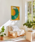 Stampa artistica su vinile a tema musicale con la frase "Tuned but Untouched" (Accordato ma intatto).