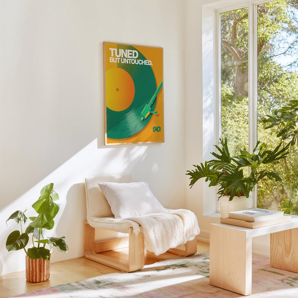 Stampa artistica su vinile a tema musicale con la frase "Tuned but Untouched" (Accordato ma intatto).