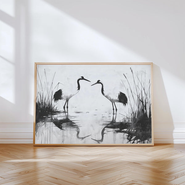Stampa minimalista con due gru in bianco e nero e riflessi sull'acqua.