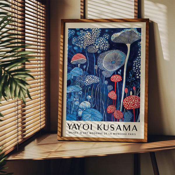 Stampa artistica con funghi blu navy e bianchi con un fantasioso flusso verticale.