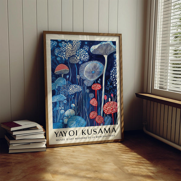 Stampa artistica con funghi dai colori vivaci, con elementi rosso acceso e azzurro pallido.