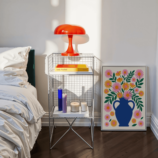 Stampa artistica con vaso dai vivaci accenti blu e arancioni per decorare le pareti dell'ufficio