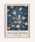 Decorazione murale artistica di William Morris con vivaci motivi botanici e un uccellino azzurro in un giardino.