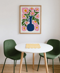 Stampa con vaso di fiori per decorare le pareti dell'ufficio con vivaci fiori rosa e fogliame verde