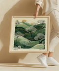 Poster verde tranquillo con colline e alberi punteggiati