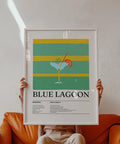 Quadro da parete per cucina con illustrazione di un cocktail Blue Lagoon guarnito con agrumi.