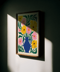 Stampa artistica con vaso floreale luminoso per sala da pranzo, con vaso blu, fiori gialli e rosa, sfondo beige