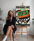 Decorazione da parete retrò a forma di cassetta con la scritta "Rewind Me I'm Rare" (Riavvolgimi, sono rara) in tono giocoso.