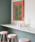 Poster Cactus Heart con cuori di cactus verdi e sfondo rosa per l'ufficio domestico