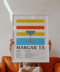 Decorazione da parete Margarita raffigurante un cocktail agli agrumi su sfondo retrò a righe.