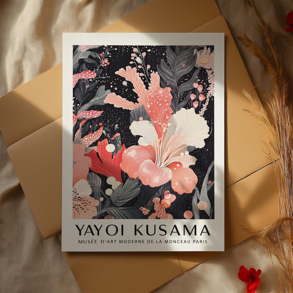 Quadro da parete con sfondo scuro nero e rosa con morbide forme floreali color cipria