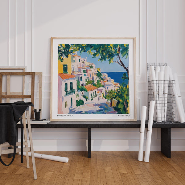 Il soleggiato villaggio di Amalfi con le sue case a schiera e le acque blu intenso di Positano Art.