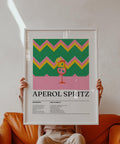 Poster Aperol Spritz con illustrazione retrò di cocktail su sfondo a zigzag.