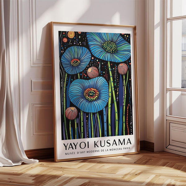 Decorazione da parete con stampa floreale con grandi fiori blu e centri colorati a pois su sfondo nero.