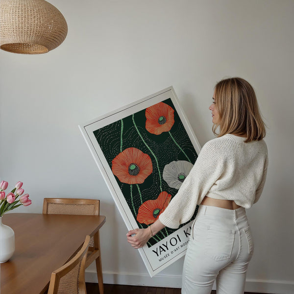 Quadro floreale extra large con fiori rossi e steli chiari.