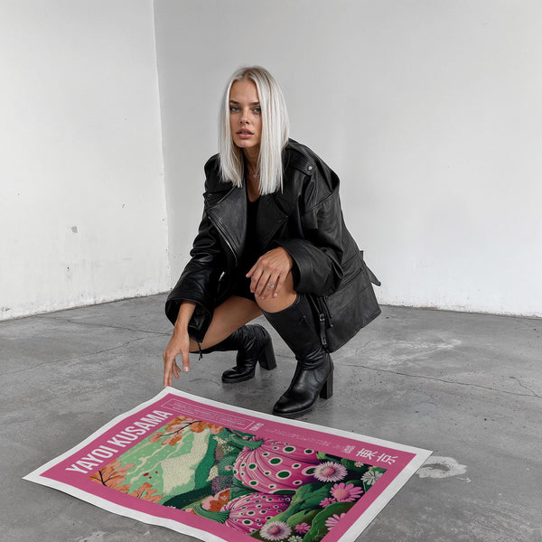 Decorazione murale con colori rosa e verde raffigurante una vegetazione stravagante e dolci colline.