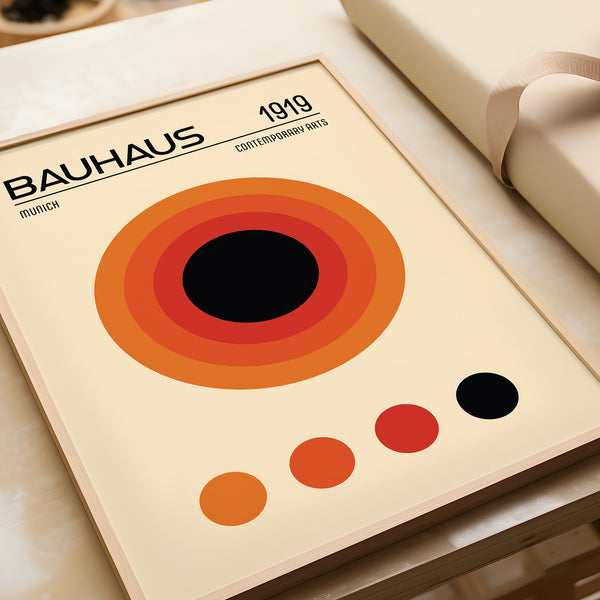 Poster minimalista arancione in stile Bauhaus con accenti rossi e neri per le pareti dell'ufficio


