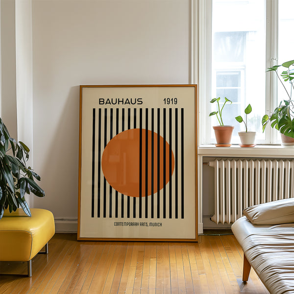 Interni minimalisti con poster decorativo moderno in stile Bauhaus