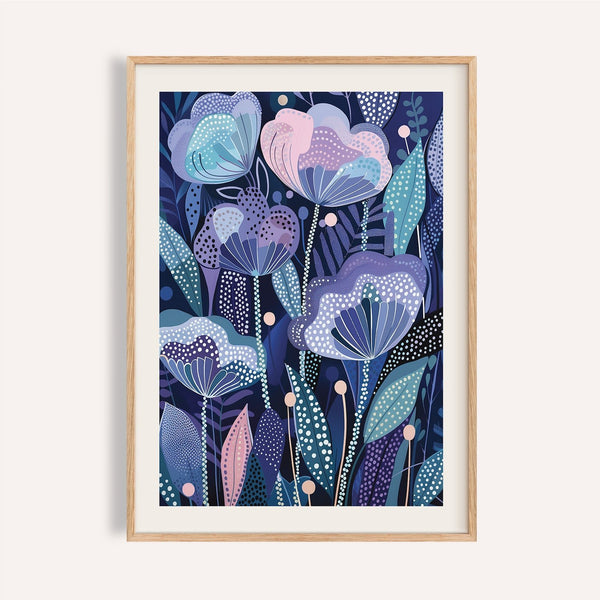 Poster stilizzato con fiori viola dai petali punteggiati per decorare le pareti della camera da letto.