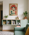 Soggiorno moderno con audace decorazione murale raffigurante il gatto portafortuna maneki-neko
