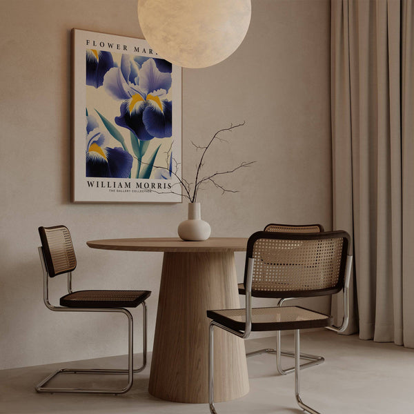 Stampa artistica unica con fiori viola e composizione elegante