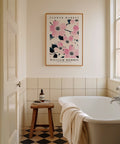 Stampe in stile William Morris per il bagno con accenti di rosa tenue e blu scuro