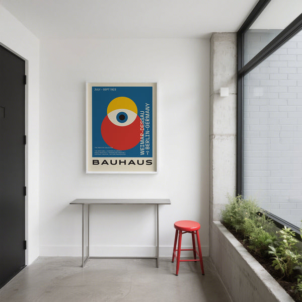 Ingresso dell'ufficio con poster artistico Bauhaus appeso alla parete