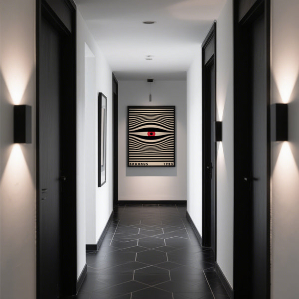 Corridoio con grande poster Bauhaus di tendenza
