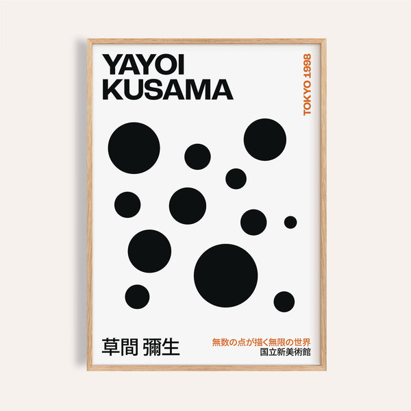 Stampa minimalista e audace a pois di Yayoi Kusama in bianco e nero