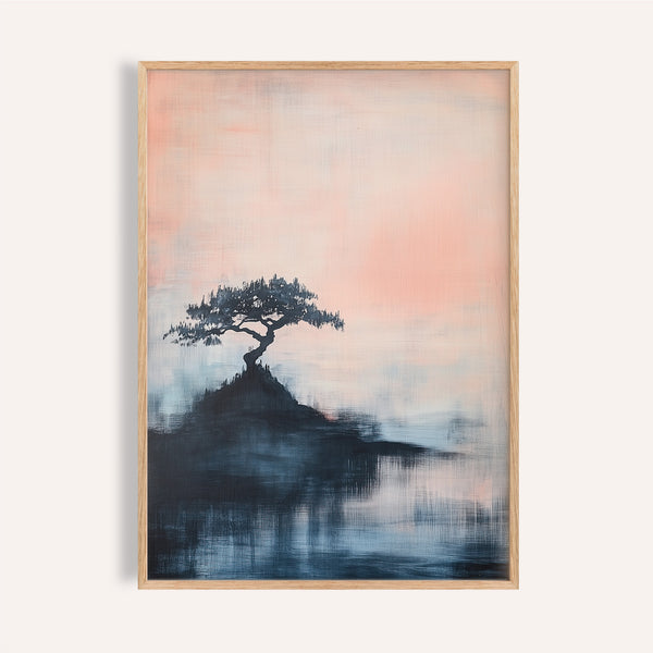 Stampa artistica giapponese astratta con la sagoma di un bonsai su una vetta avvolta dalla nebbia.

