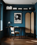 Interni moderni con pareti blu, scrivania, sedia e un'opera d'arte Winter Wall di Yayoi Kusama.