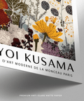 Stampa opaca premium Yayoi Kusama con calda composizione floreale