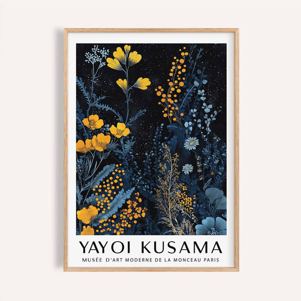 Stampa floreale ispirata al Museo Kusama con fiori d'arancio e foglie blu navy