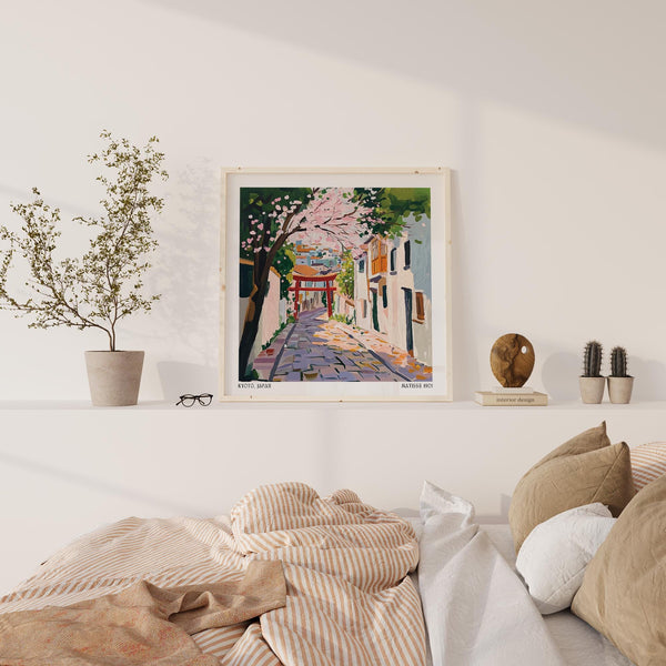 Arte giapponese di Kyoto con cancello rosso, alberi fioriti e tetti ricchi di texture.