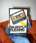 Stampa artistica di una cassetta con la scritta "Silently Flexing" in grassetto.