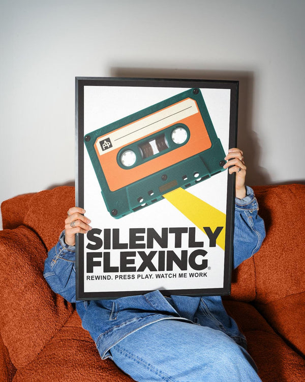 Stampa artistica di una cassetta con la scritta "Silently Flexing" in grassetto.