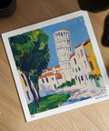 Il cielo azzurro intenso fa da cornice alla Torre Pendente in questa suggestiva stampa di Pisa.