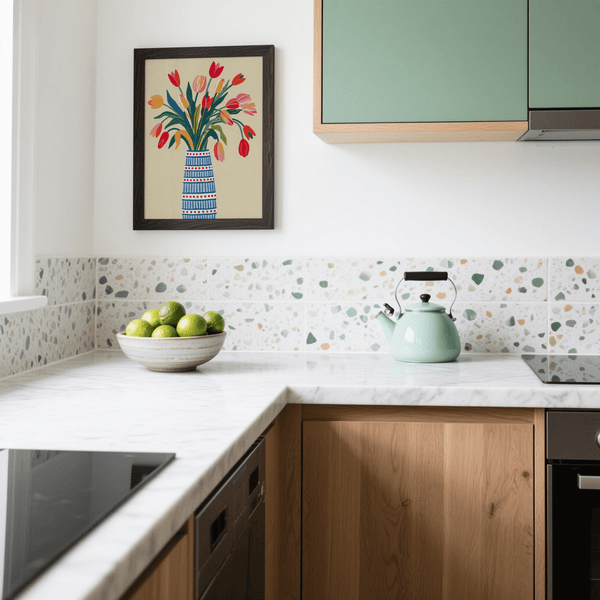 Vaso floreale decorativo con motivi floreali in blu, rosa, rosso, beige e verde per decorare il corridoio