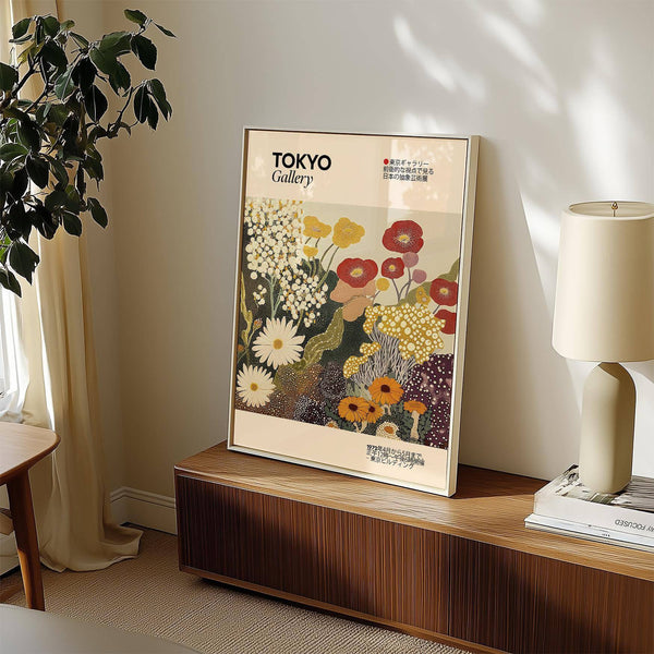 Decorazione murale giapponese con fiori selvatici e motivi intricati