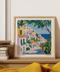 Positano Stampa artistica raffigurante case colorate arroccate sul fianco di una collina che digrada verso il mare.