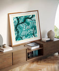Quadro astratto color verde acqua in stile minimalista con elementi naturali fluidi