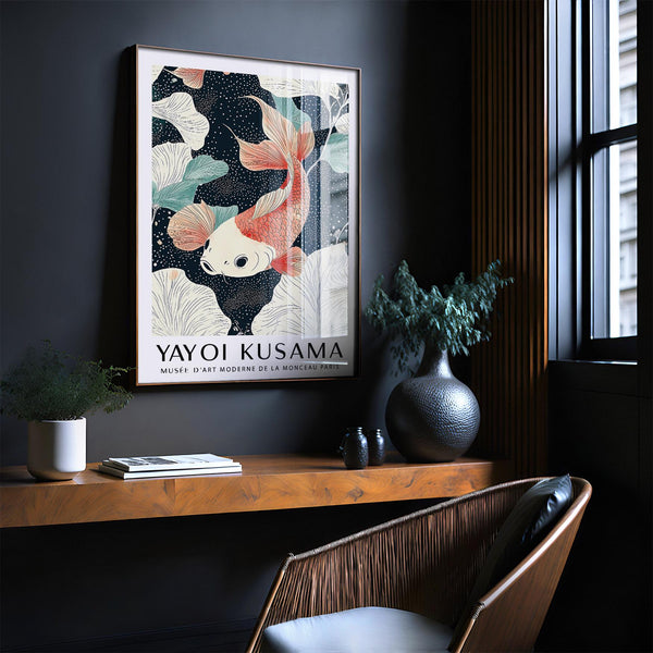 Decorazione murale con carpe koi caratterizzata da accenti botanici e un tradizionale disegno di pesci.