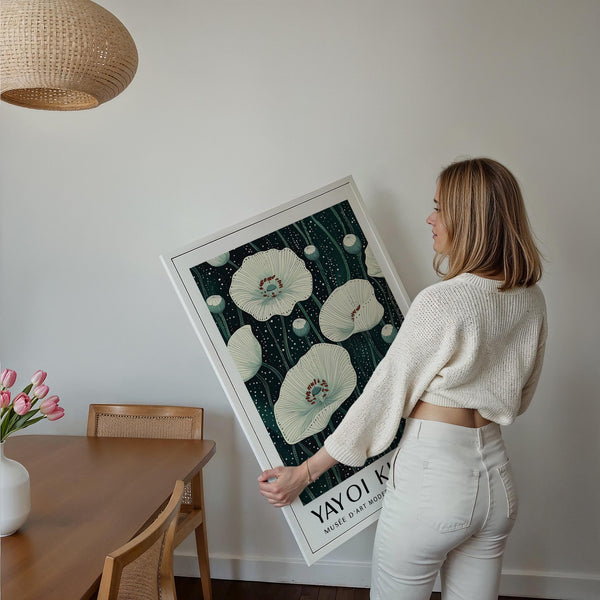 Opera d'arte Poppy Prints con layout floreale stilizzato e dettagli minimalisti.