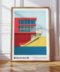 Stampe d'arte moderna di metà secolo raffiguranti edifici in stile Bauhaus con forme audaci in rosso e giallo.