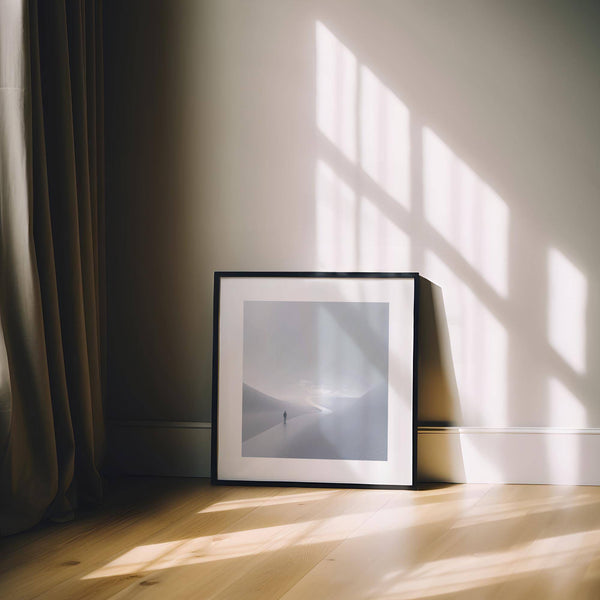 Poster artistico con figura astratta che cammina su sfondo grigio e bianco