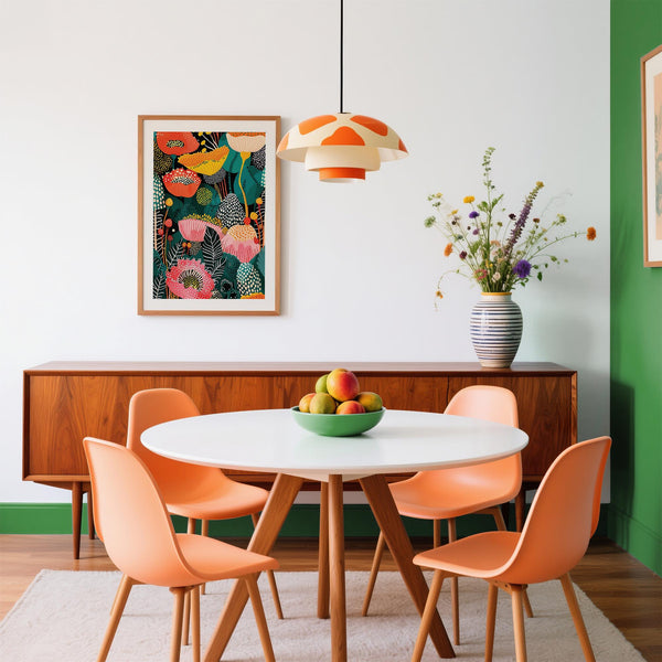 Decorazione murale contemporanea con motivi floreali, elementi color corallo, giallo e verde acqua in una scena stilizzata di giardino.