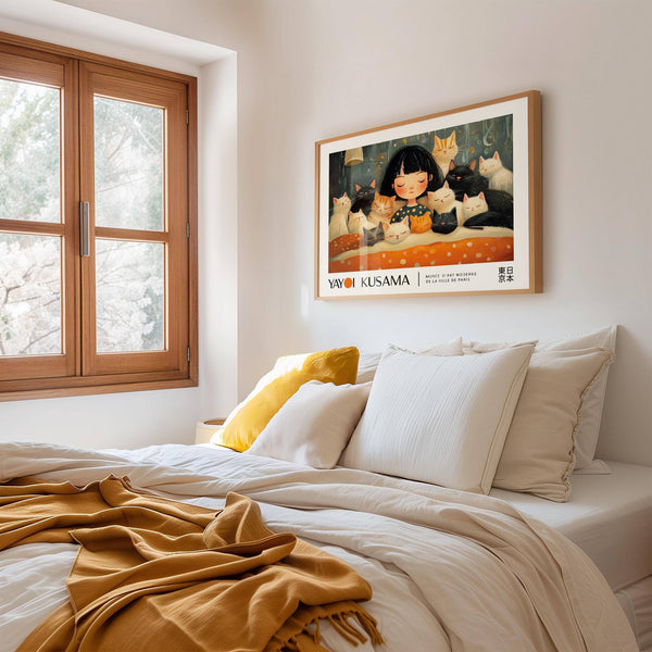 Primo piano di gatti ispirati a Kusama e stampa di ragazza addormentata.