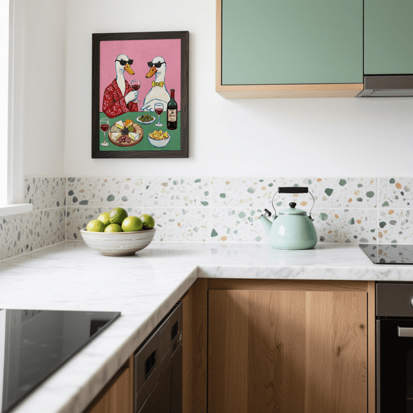 Poster con vino e formaggio su tavolo verde, ideale come decorazione da parete per la cucina